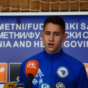 Хавбек сборной Боснии Менало: «Не считаю себя компетентным в политике, но я против матча с Россией»