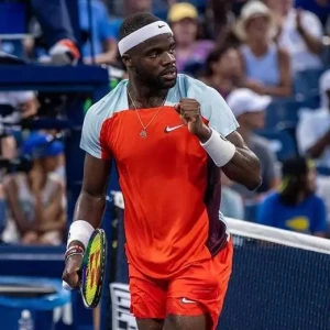Фрэнсис Тиафо вышел в четвертьфинал Открытого чемпионата США после тяжелой четырехсетовой битвы.