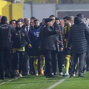 Президент "Истанбулспора" вывел команду с поля в последнем позорном эпизоде для турецкого футбола после нападения на судью.