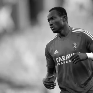 28-летний бывший нападающий сборной Ганы Двамена потерял сознание на поле и скончался