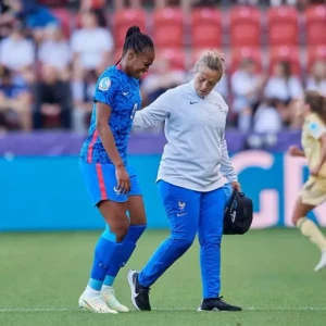 Одна из главных звёзд женского Евро-2022 получила травму и покинула поле на костылях