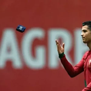 Роналду снова выбросил капитанскую повязку после матча сборной Португалии