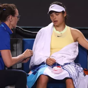 Эмма Радукану выбывает из Australian Open после страданий от явной болезни во время поражения.