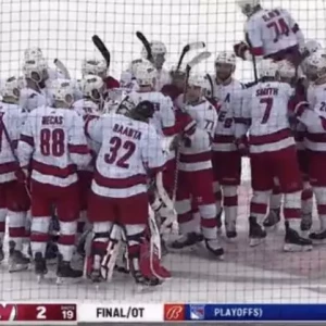 Игроки «Каролины» окружили Кочеткова после победы в дебютном матче в НХЛ
