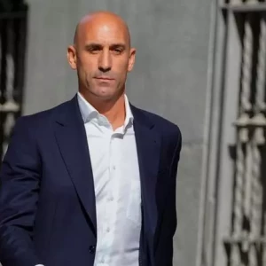 Искатели испанских прокуроров: бывшему главе испанской Федерации футбола грозит тюремный срок за поцелуй Хенни Эрмосо