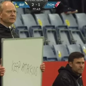 В Дании тренер дал указание игрокам по ходу матча с помощью надписи на тактической доске
