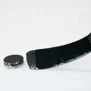 СМИ: IIHF требует, чтобы хоккеисты на юниорских и молодежных чемпионатах мира носили защиту для шеи
