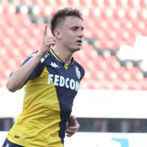 Головин дебютировал в капитанской повязке за «Монако» в официальной игре.