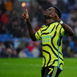 Букайо Сака забивает дважды в крупной победе Арсенала над Бернли