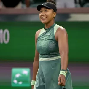 Наоми Осака расплачивается под громкие аплодисменты болельщиков на турнире Indian Wells, вызвавшие у нее эмоциональную реакцию.