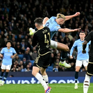 Спиной к воротам, лицом к славе: 5 величайших голов пяткой в истории мирового футбола