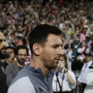 Лионель Месси наблюдает с запасных игроков за первой победой "Интер Майами" в 2024 году, в то время как Леонардо Кампана блеснул в Гонконге.