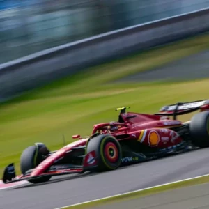Бывший инженер Формулы-1 утверждает, что Ferrari "переосмысливает" подписание Льюиса Хэмилтона на 2025 год после мощных выступлений Карлоса Сайнса.