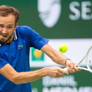 "Некоторые правила в теннисе устарели", - рассказывает Даниил Медведев