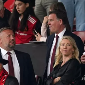 Джон Муртау уходит с поста футбольного директора "Манчестер Юнайтед" после 10 лет; Дэн Эшворт готовится занять его место.