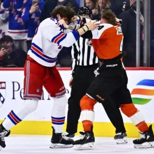 Смотрите: игра соперников Flyers-Rangers предлагает эпичную драку года.