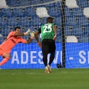 Ветеран-вратарь Джанлуиджи Буффон отразил пенальти, а «Ювентус» обыграл Сассуоло, чтобы сохранить надежды на выход в Лигу чемпионов
