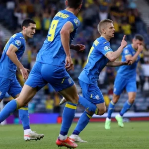 Сборная Украины вырывает победу у сборной Швеции со счетом 2-1 в дополнительной 30-ти минутке и отправляется в четвертьфинал, где ее ждет сборная Англии!