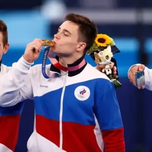 Российские гимнасты взяли золото Олимпиады в командном многоборье