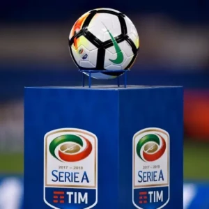 Футбол. Итальянская серия "А". Наполи и Милан одерживают сверхтяжёлые победы и продолжают лидировать в чемпионате.
