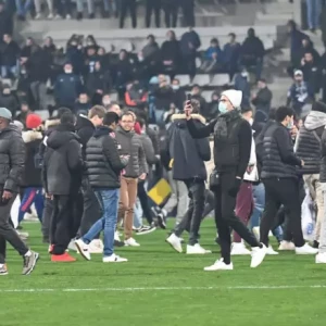 ФК "Париж" и "Лион" исключили из Кубка Франции за насилие со стороны болельщиков