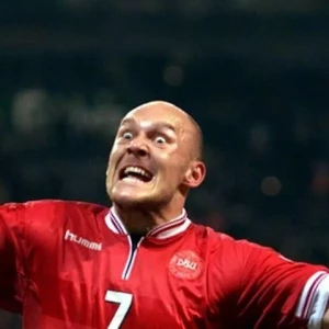 Датский футболист Томас Гравесен всегда умел удивлять