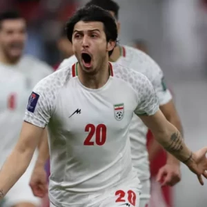 Гол Сардара Азмуна с великолепным падением через себя в воротах Ирана, но Катар проходит в финал Азиатского кубка.
