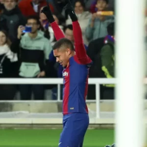 Виктор Роке забивает свой первый гол за "Барселону" в победе над "Осасуной"