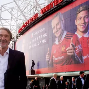 Сэр Джим Рэтклифф устанавливает цель в £100 млн для продаж продукции академии Манчестер Юнайтед.