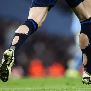 Зачем футболисты вырезают отверстия в носках? Тренд, который приняли Букайо Сака и Конор Галлахер, объяснен