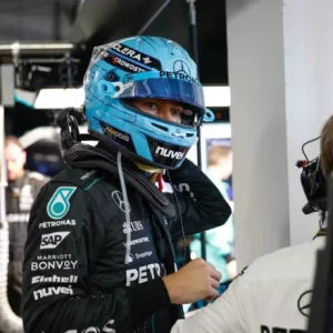 'Великий человек': Джордж Расселл прерывает молчание относительно потенциального возвращения Себастьяна Феттеля в Mercedes в 2025 году