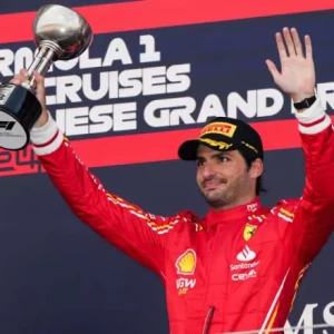 Бывший гонщик Формулы-1 призывает Mercedes «обратить внимание» на Карлоса Сайнса и молодую звезду Оливера Бирмана для места в 2025 году.