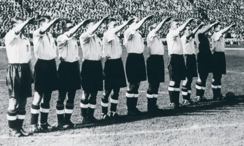 Самый позорный жест в истории: Зачем сборную Англии заставили зиговать перед нацистами в 1938 году?