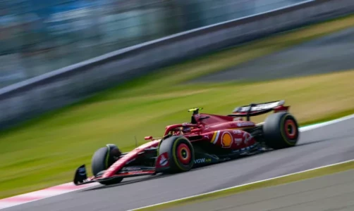 Бывший инженер Формулы-1 утверждает, что Ferrari "переосмысливает" подписание Льюиса Хэмилтона на 2025 год после мощных выступлений Карлоса Сайнса.