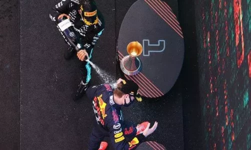 Формула 1 ограничивает гибкие задние крылья после заявления Льюиса Хэмилтона о Red Bull