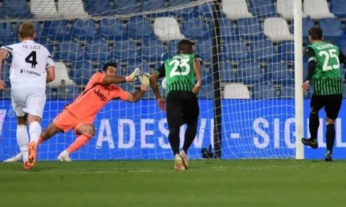 Ветеран-вратарь Джанлуиджи Буффон отразил пенальти, а «Ювентус» обыграл Сассуоло, чтобы сохранить надежды на выход в Лигу чемпионов