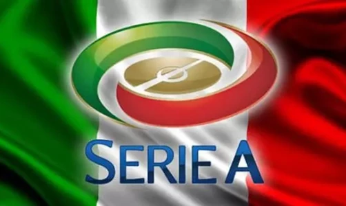 Серия "А" Милан в скандальном матче уступил Специи. Наполи воспользовался осечками Интера и Милана.