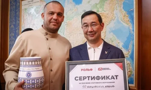 Умар Кремлев вручил Айсену Николаеву сертификат на 10 борцовских ковров для Якутии