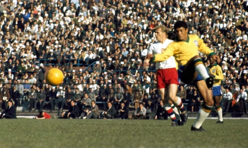 Ангел с кривыми ногами: 9 фактов о Гарринче — человеке, который превратил футбол в цирк, а жизнь в трагедию