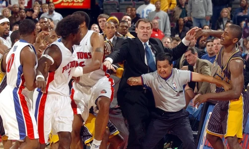 Самая массовая драка в истории НБА (игроки против фанатов)